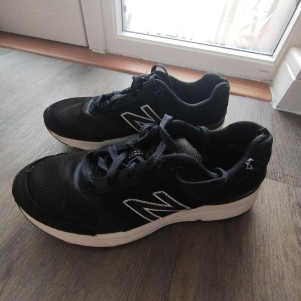 New Balance Women's Black and White Trainers